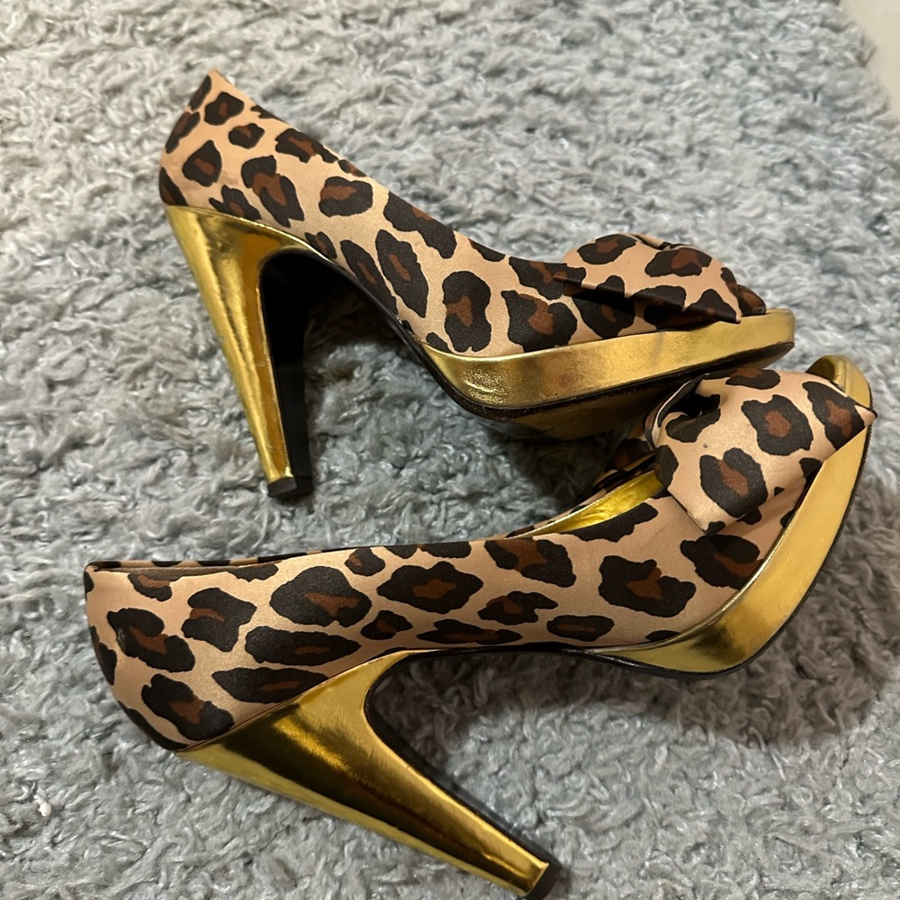 COACH  Leopard Print Peep-Toe Heels with Gold Accents 8# - Picture 6 of 9